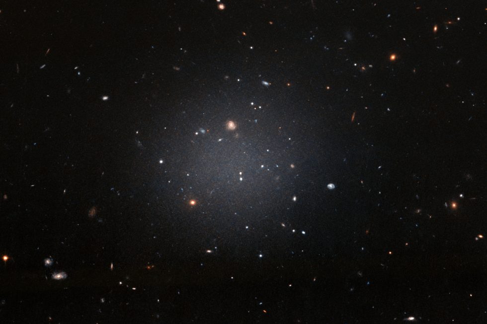 NGC 1052-df2. Галактика NGC 1052-df2. Карликовая Галактика PGC 6700. Метагалактика Млечный путь.